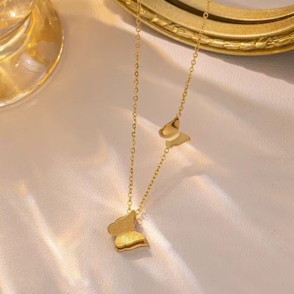 Chic Gold Butterfly Pendant Necklace - Picture 6 of 7